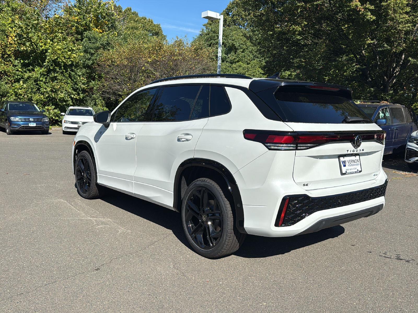 2025 Volkswagen Tiguan SE R-Line Black photo 3