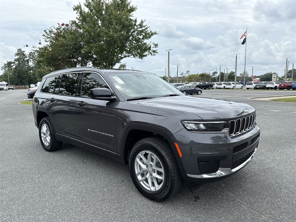 2025 Jeep Grand Cherokee L Laredo's photo