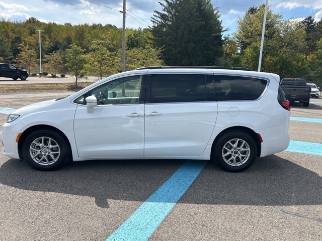 2022 Chrysler Pacifica Touring L photo 2