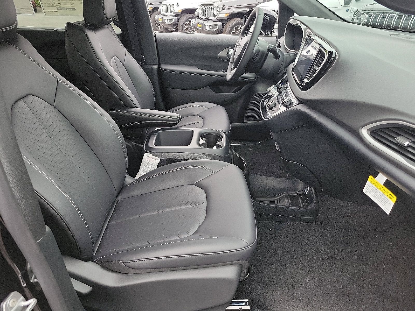 2025 Chrysler Voyager LX photo 13