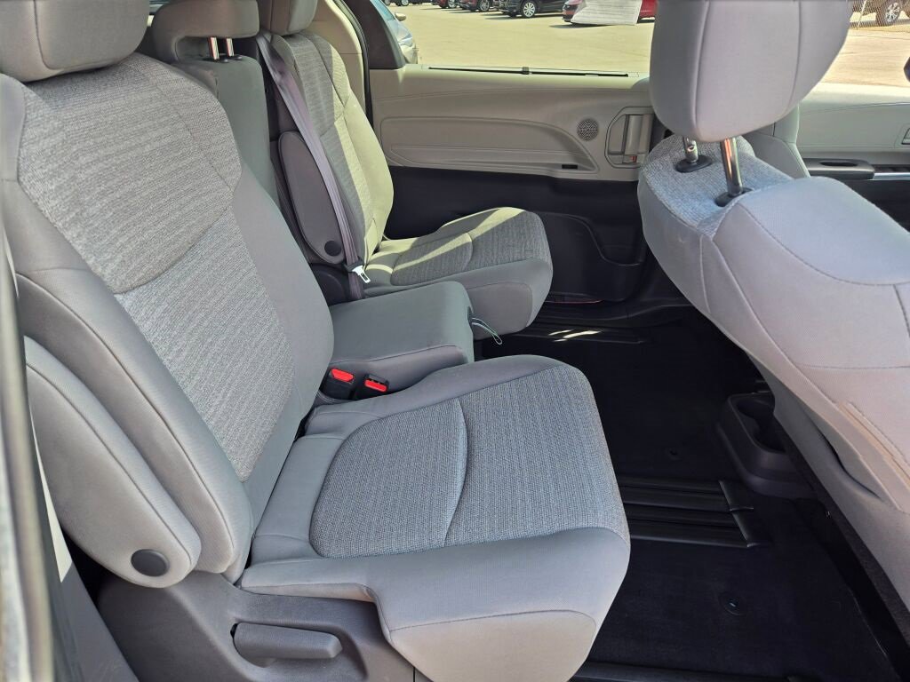 2021 Toyota Sienna LE photo 5