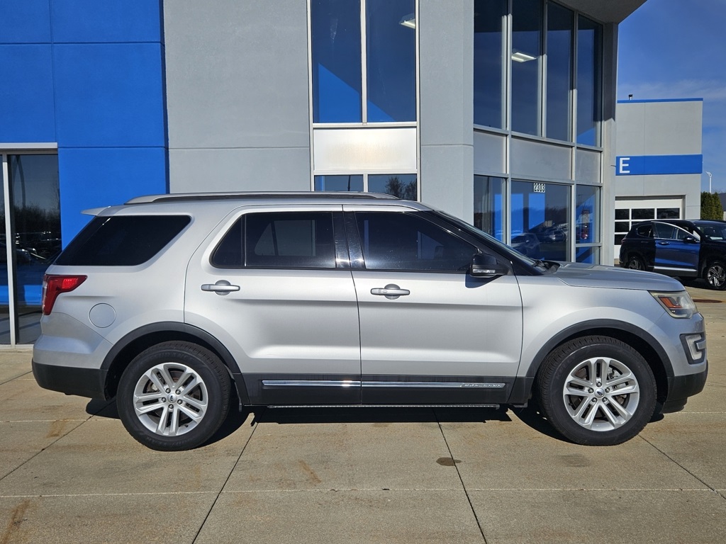 2017 Ford Explorer XLT photo 4