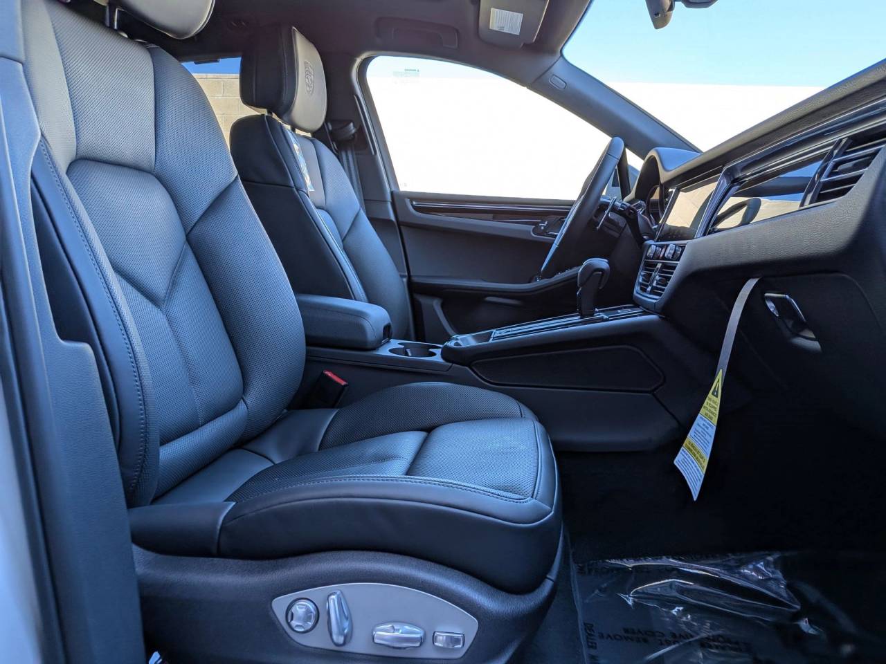 2025 Porsche Macan T photo 24