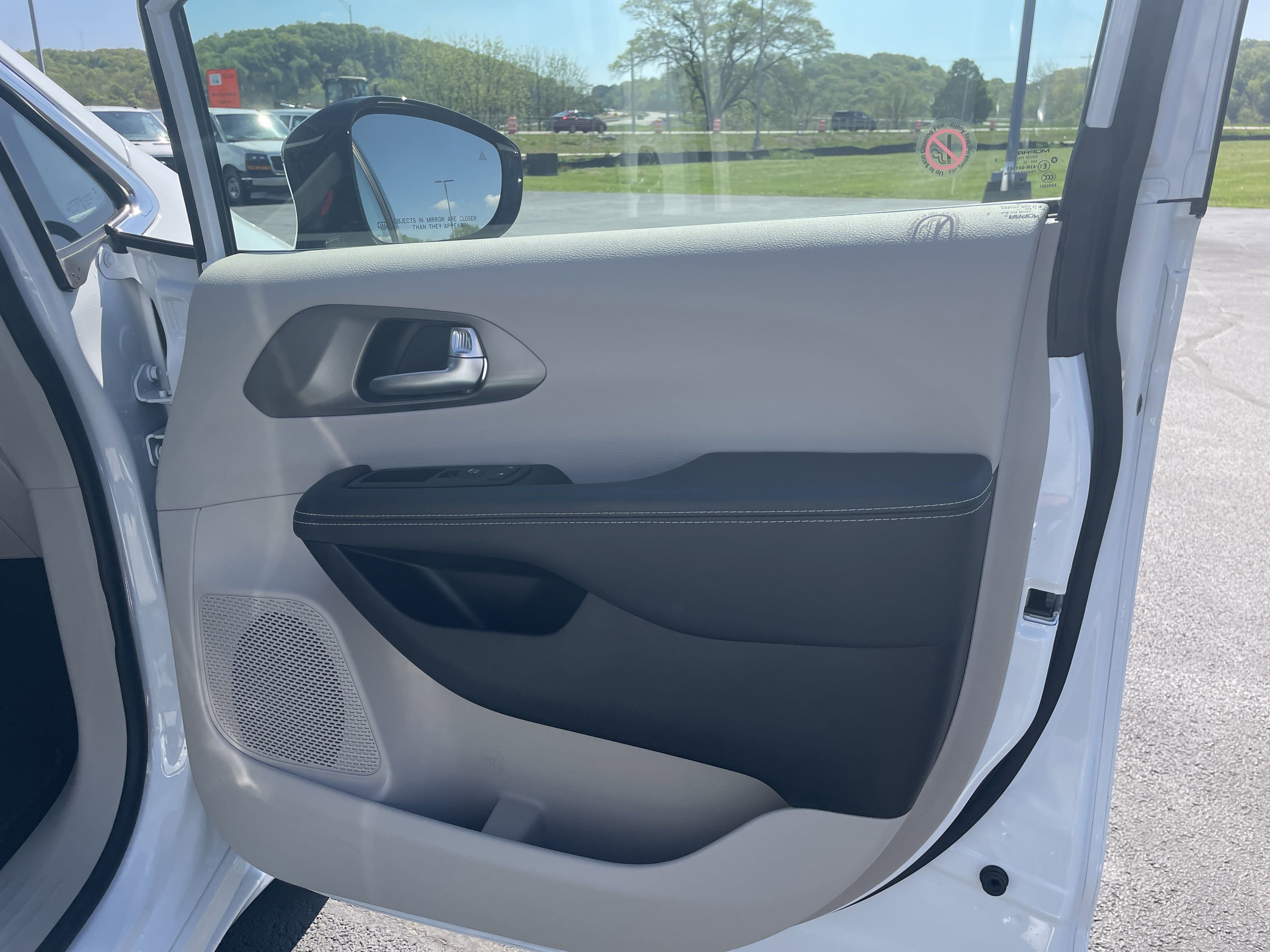 2024 Chrysler Pacifica Touring L photo 25
