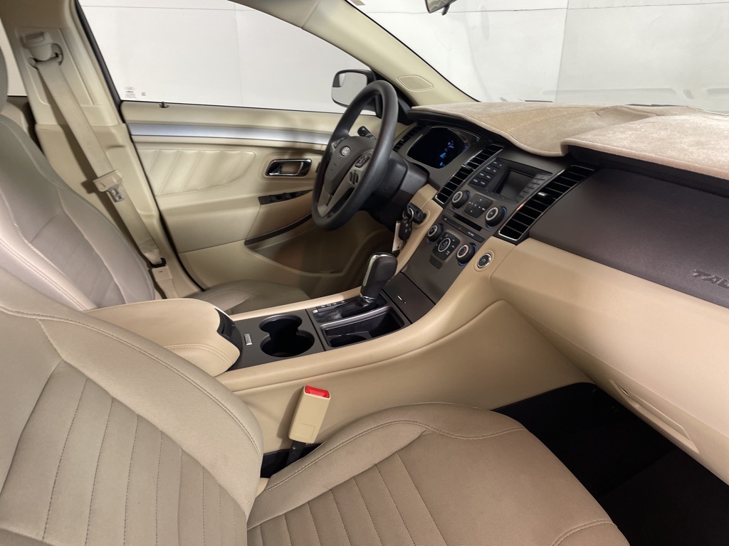 2018 Ford Taurus SE photo 14