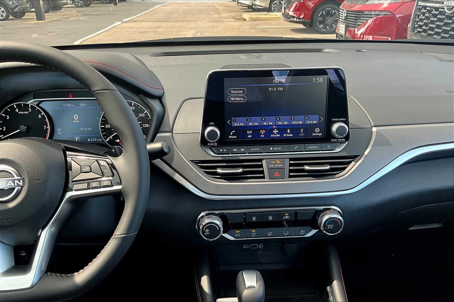 2025 Nissan Altima SR photo 6