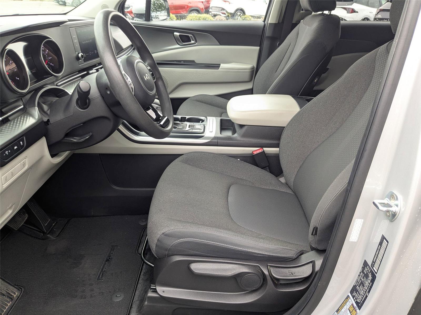 2022 Kia Carnival LX photo 14