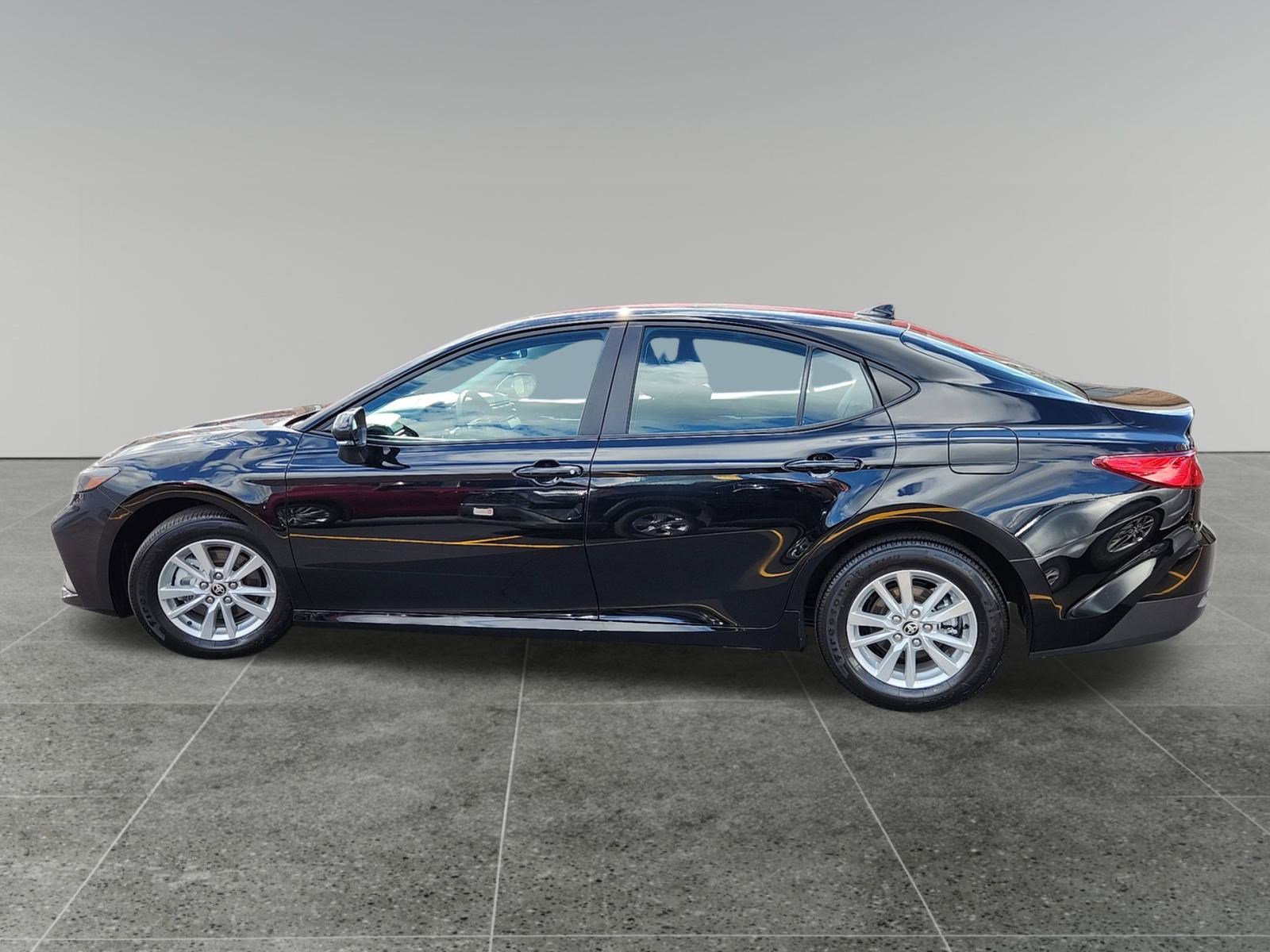 2025 Toyota Camry LE photo 4