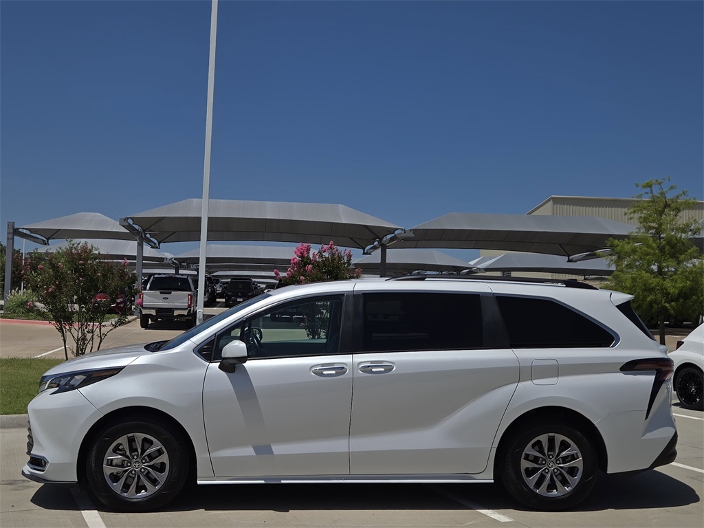 2024 Toyota Sienna XLE photo 4