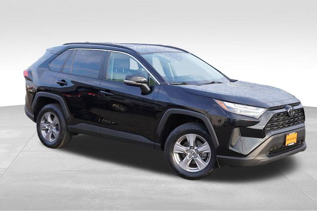 2022 Toyota RAV4 XLE photo 2