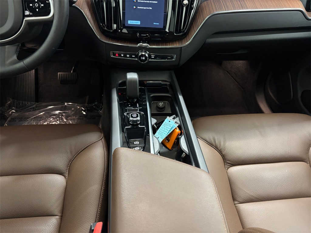 2023 Volvo XC60 B5 Plus photo 21