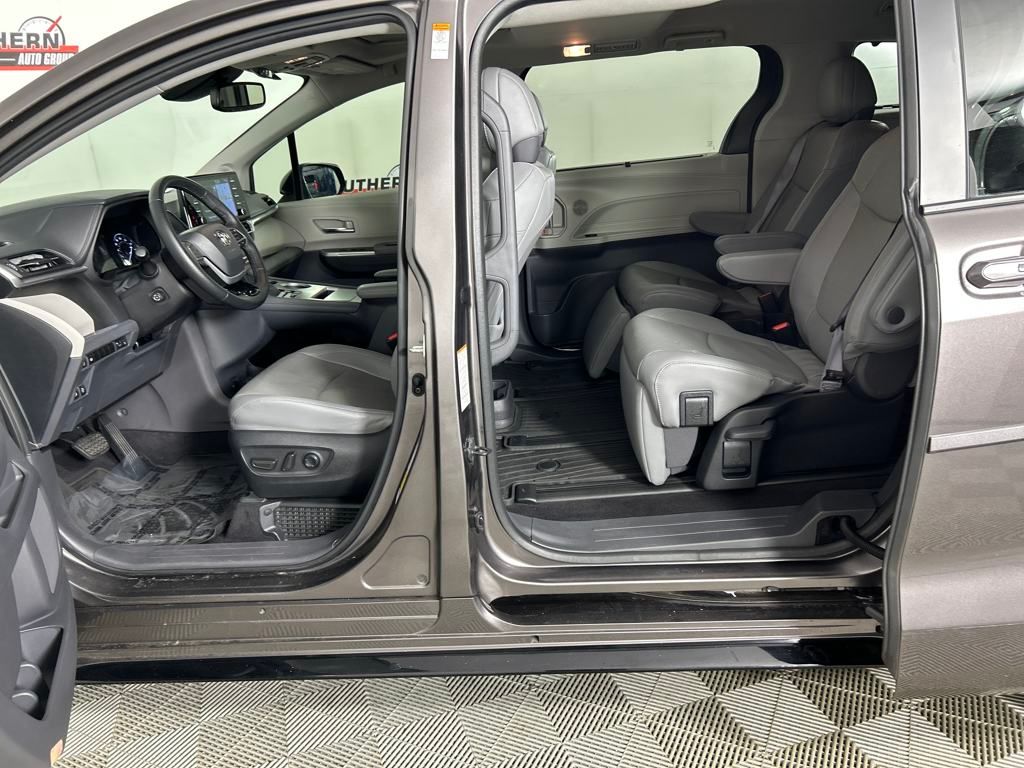 2022 Toyota Sienna Limited photo 26