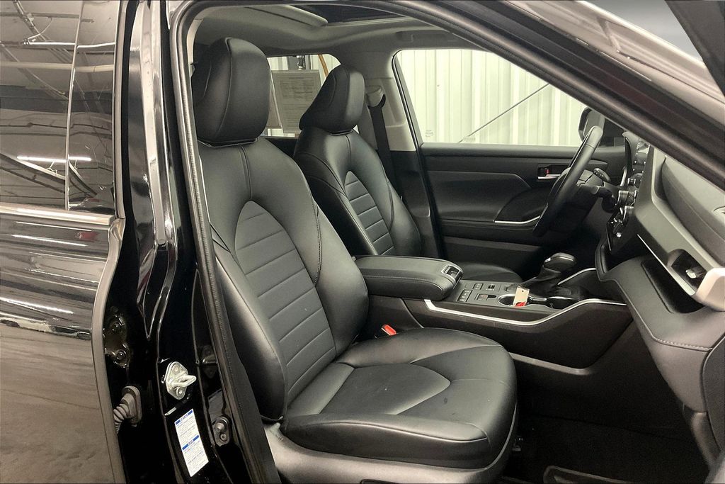 2022 Toyota Highlander XLE photo 7