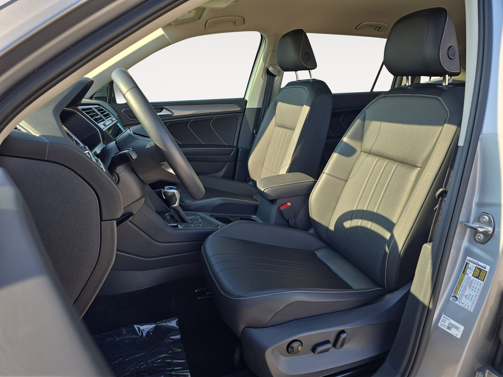 2023 Volkswagen Tiguan SE photo 18