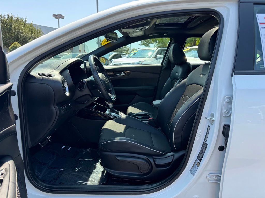 2023 Kia Forte GT-Line photo 22