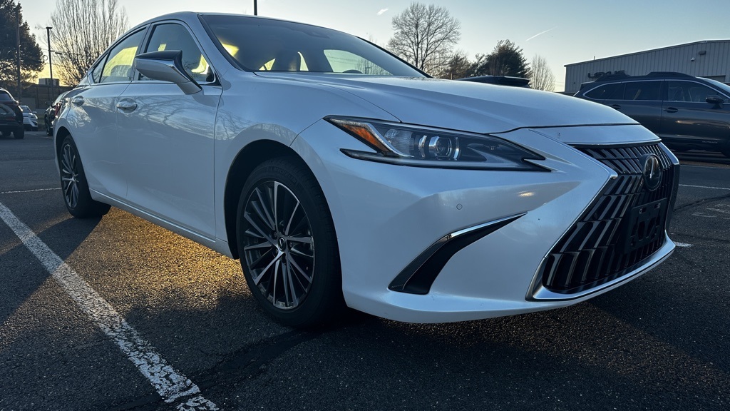 2023 Lexus ES 350's photo