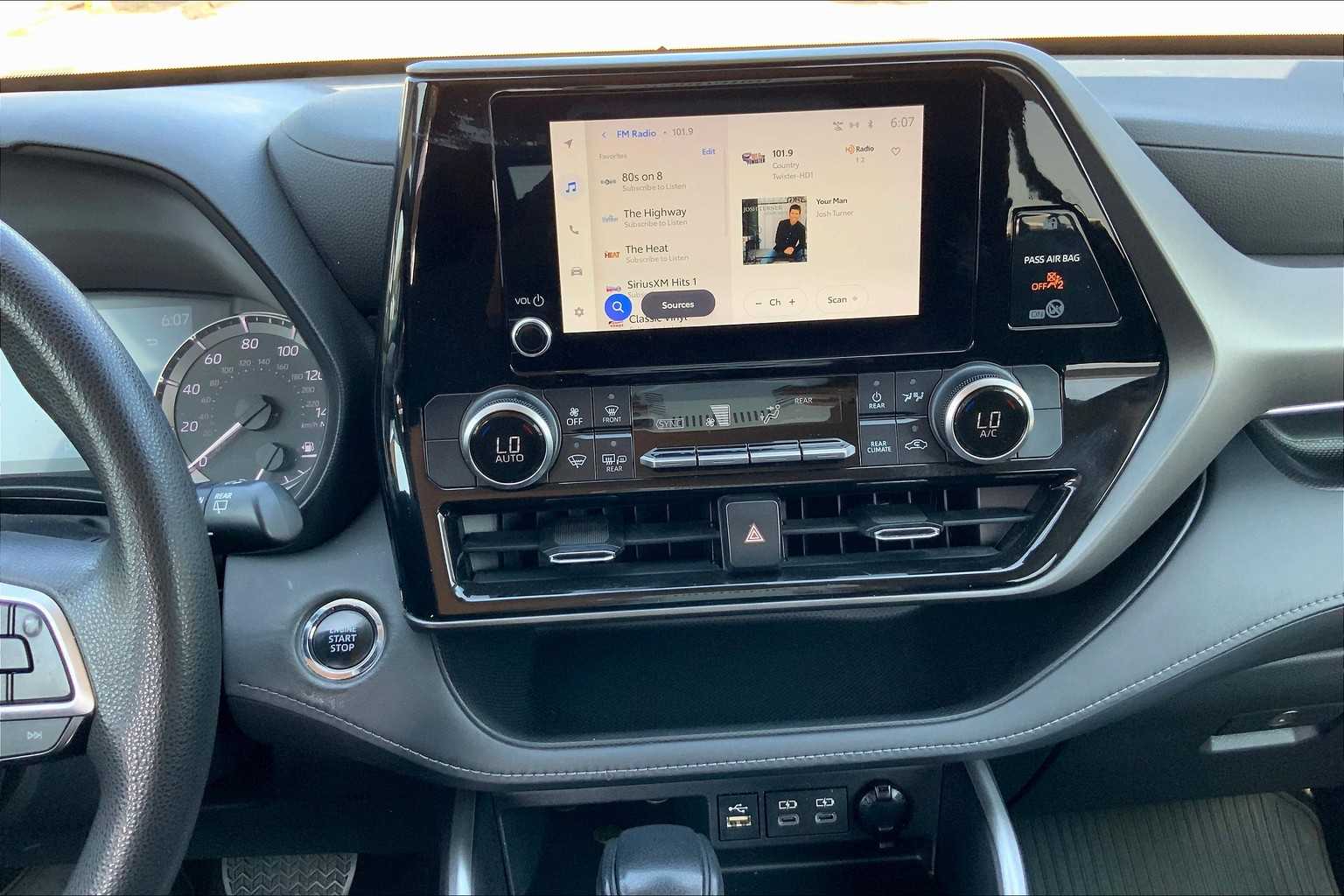 2023 Toyota Highlander L photo 16