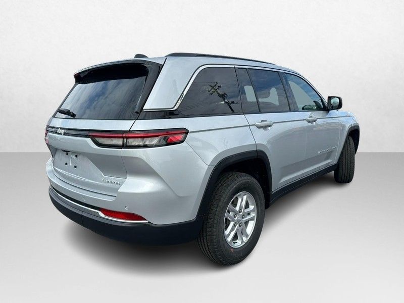 2025 Jeep Grand Cherokee Laredo photo 3