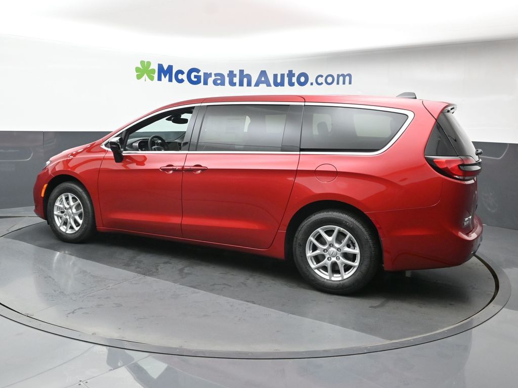 2026 Chrysler Pacifica photo 18