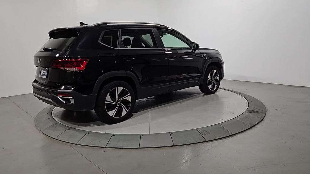 2024 Volkswagen Taos SE photo 3