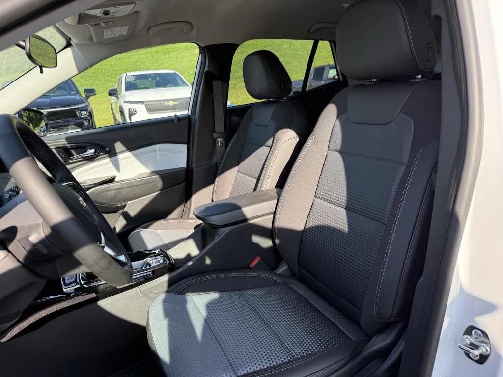 2025 Chevrolet Trax LT photo 11