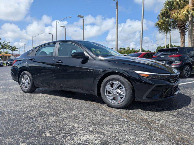 2025 Hyundai Elantra SE photo 2