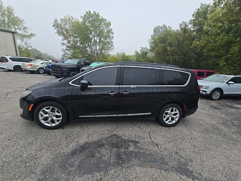 2017 Chrysler Pacifica Touring L photo 3