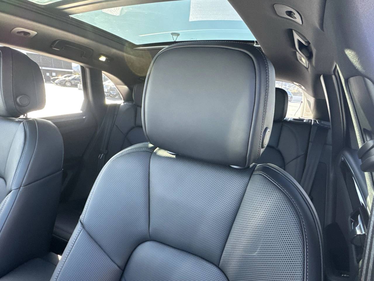 2025 Porsche Macan Base photo 4
