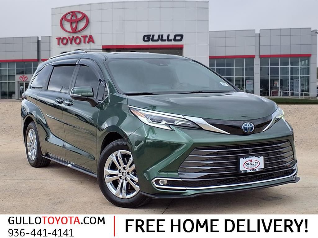 2023 Toyota Sienna Platinum's photo