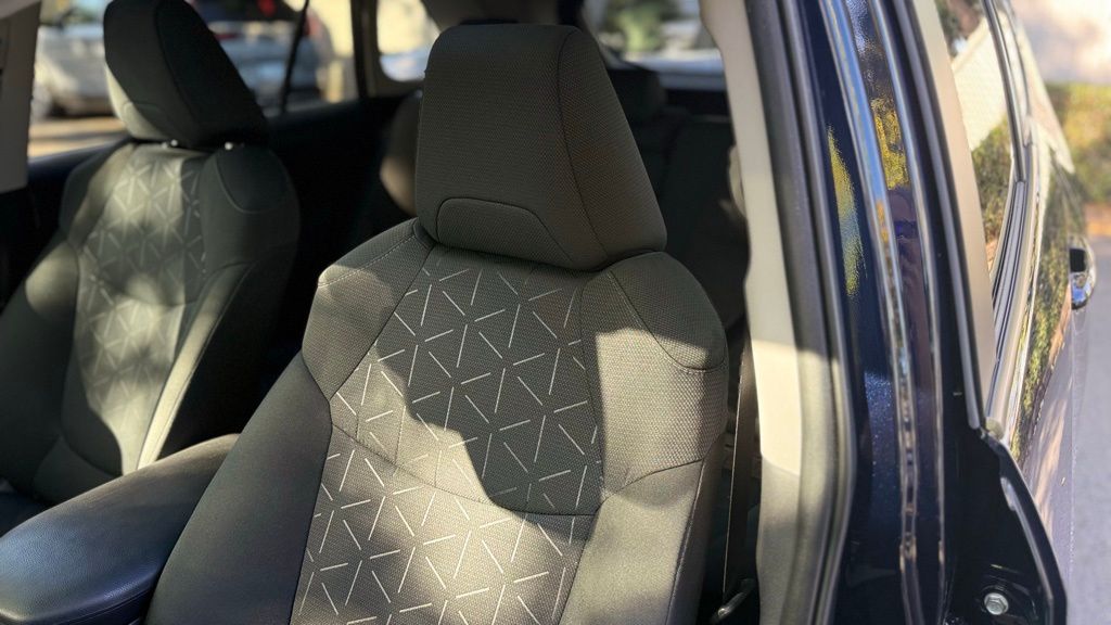 2024 Toyota RAV4 Hybrid XLE photo 30