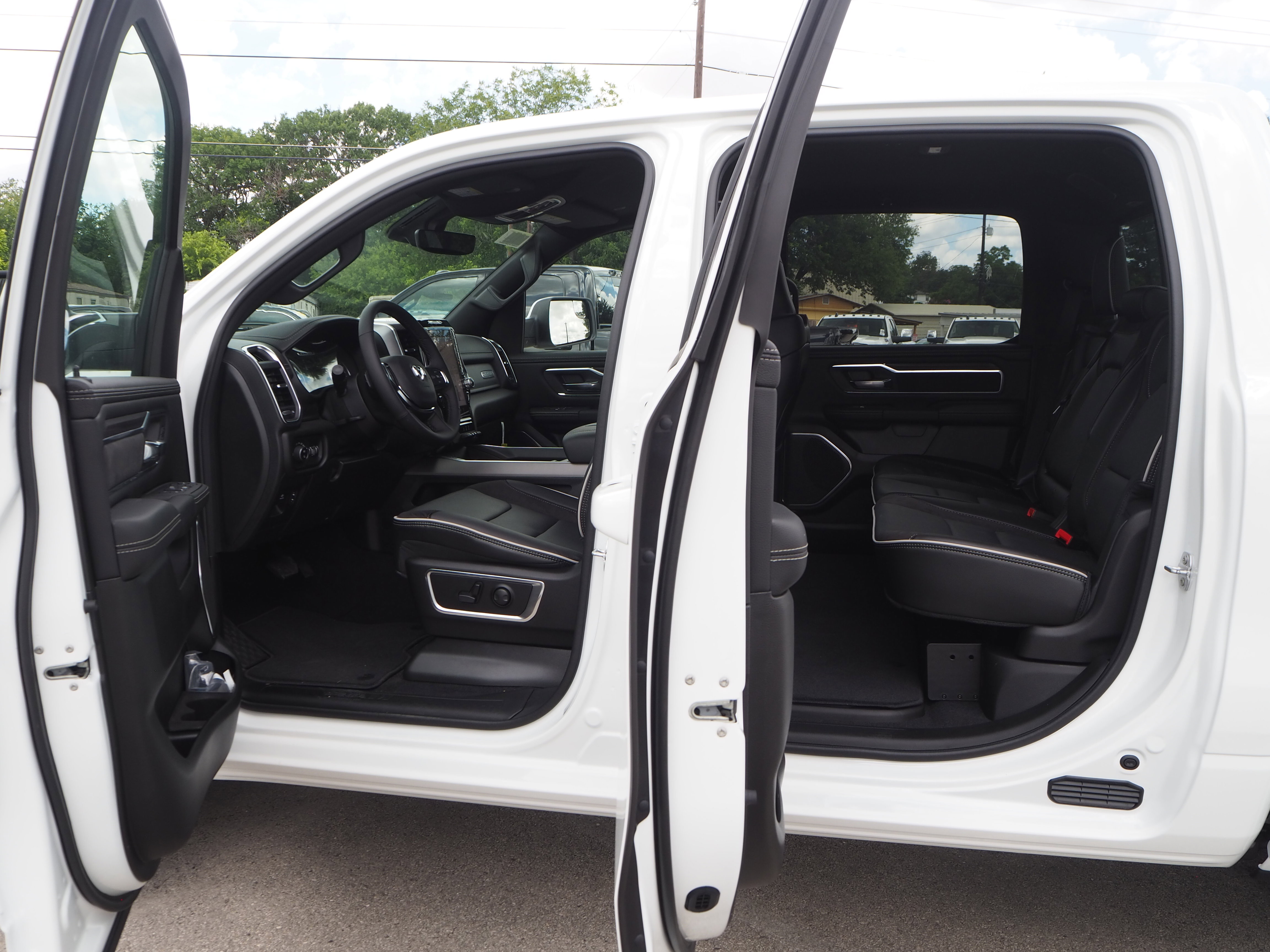 2025 Ram 1500 Laramie photo 4