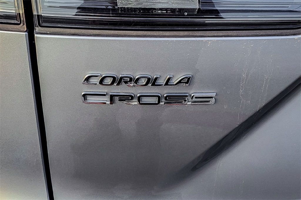 2025 Toyota Corolla Cross XLE photo 9