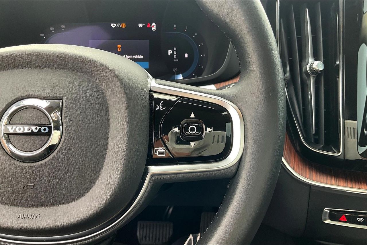 2023 Volvo XC60 B5 Plus photo 11