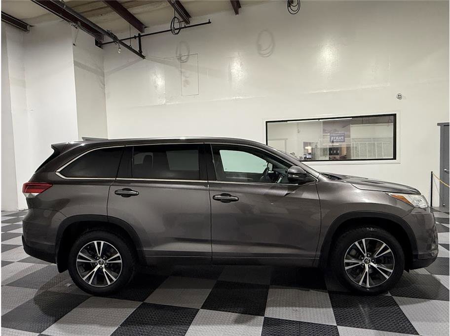 2018 Toyota Highlander LE Sport photo 4