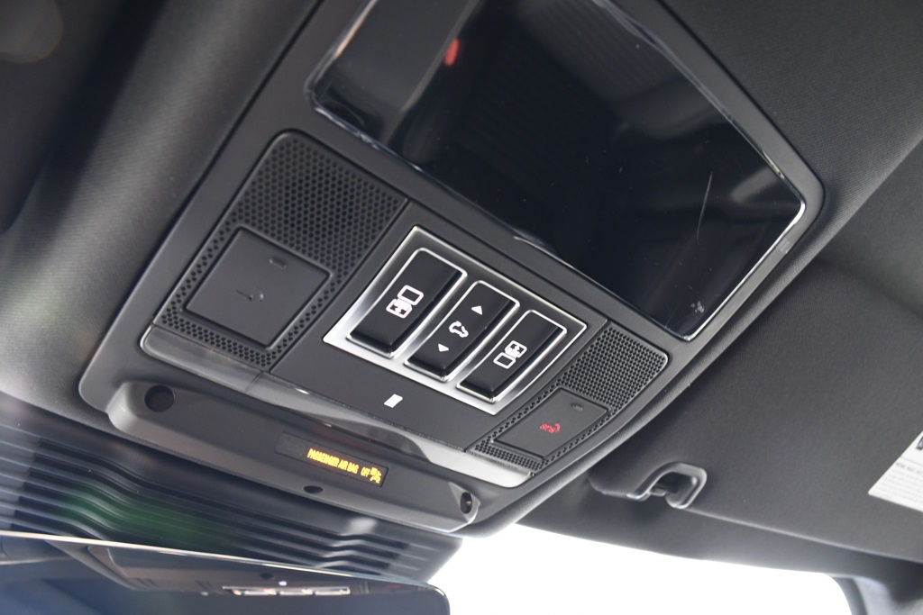 2025 Land Rover Discovery SE photo 32