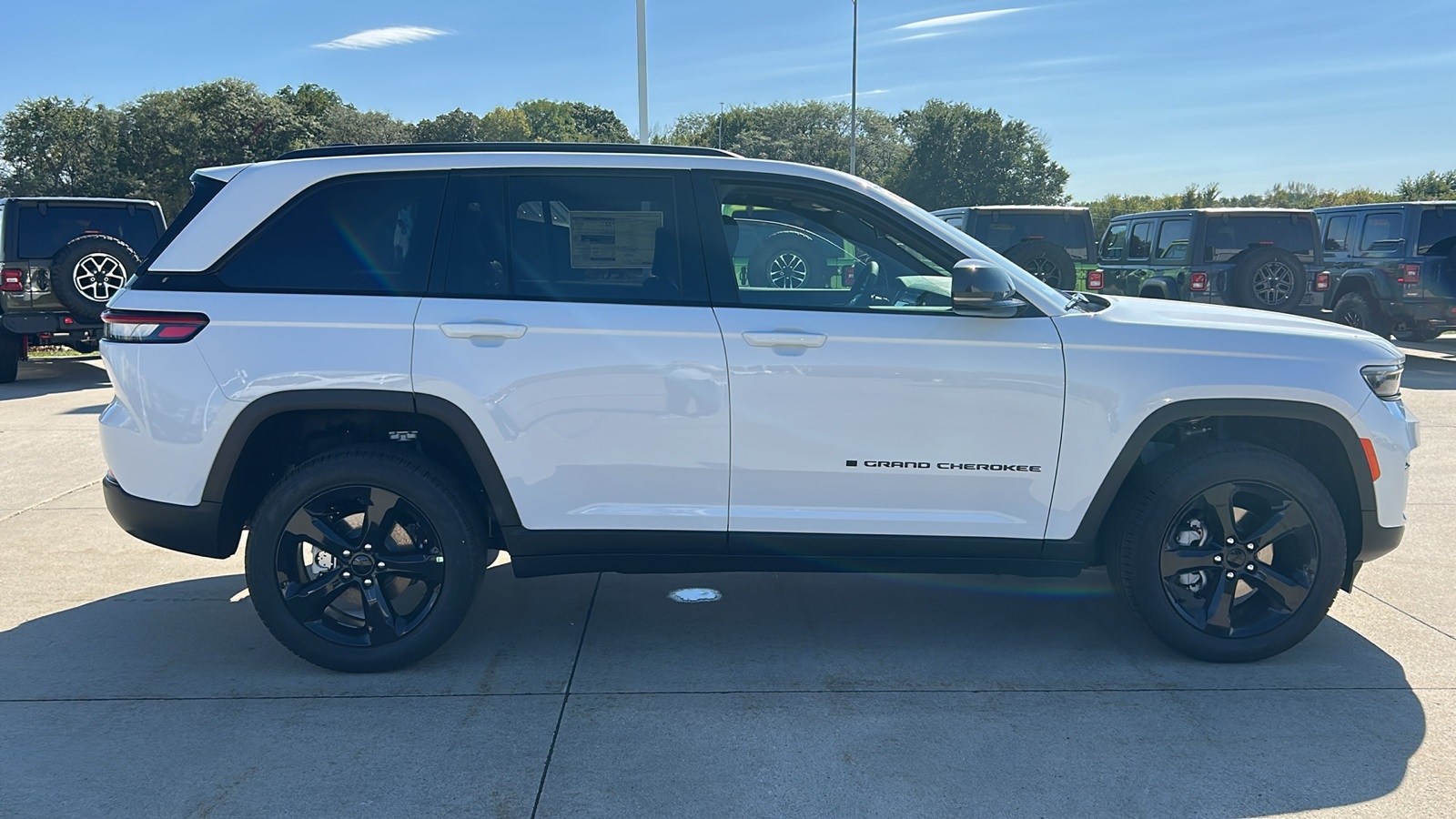2025 Jeep Grand Cherokee Limited photo 2