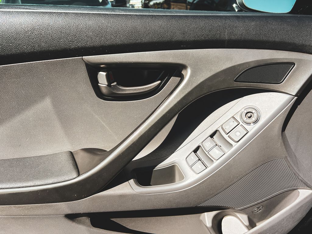 2012 Hyundai Elantra GLS photo 14