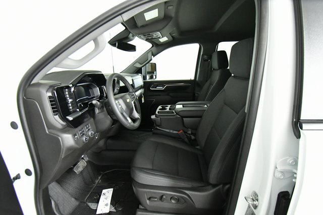 2025 Chevrolet Silverado 3500HD LT photo 4