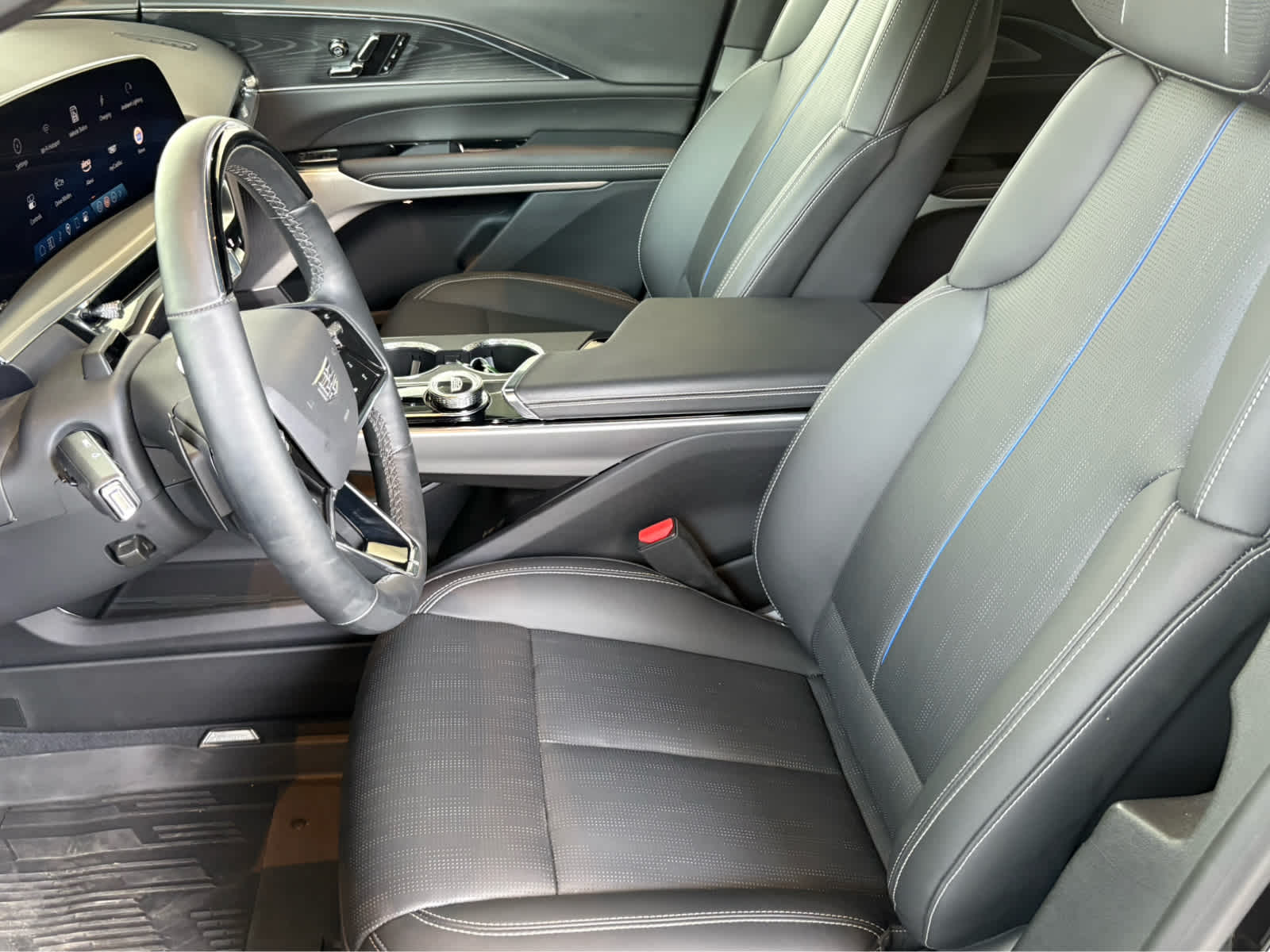 2024 Cadillac Lyriq Luxury photo 18
