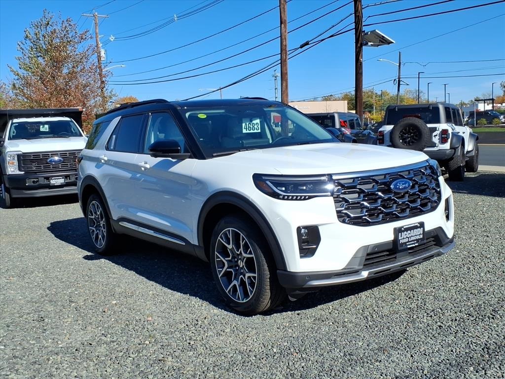 2025 Ford Explorer Platinum's photo