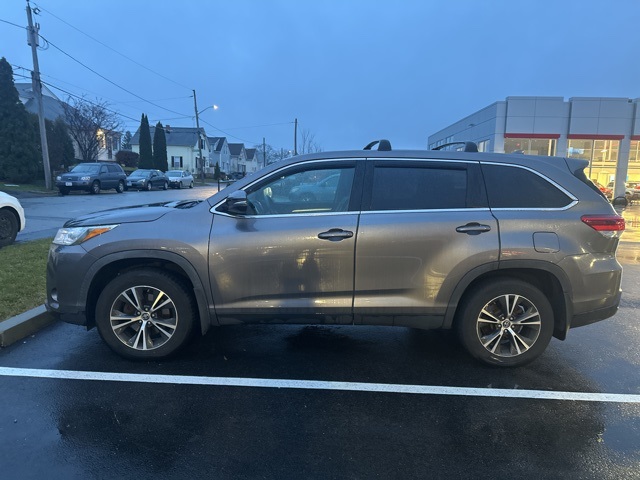 2019 Toyota Highlander LE Plus's photo