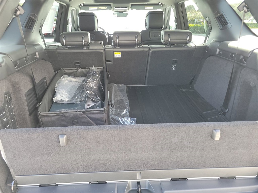 2025 Land Rover Discovery Metropolitan Edition photo 8
