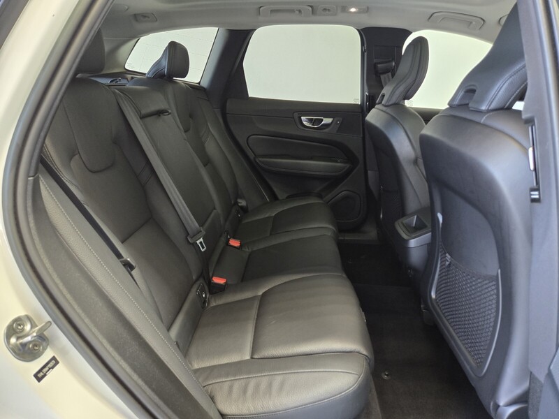 2023 Volvo XC60 B5 Plus photo 18