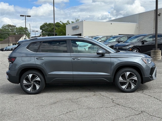 2025 Volkswagen Taos SE photo 3
