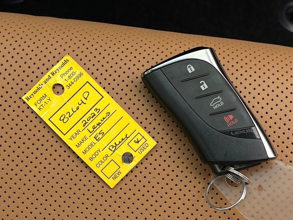 2023 Lexus ES 350 photo 26