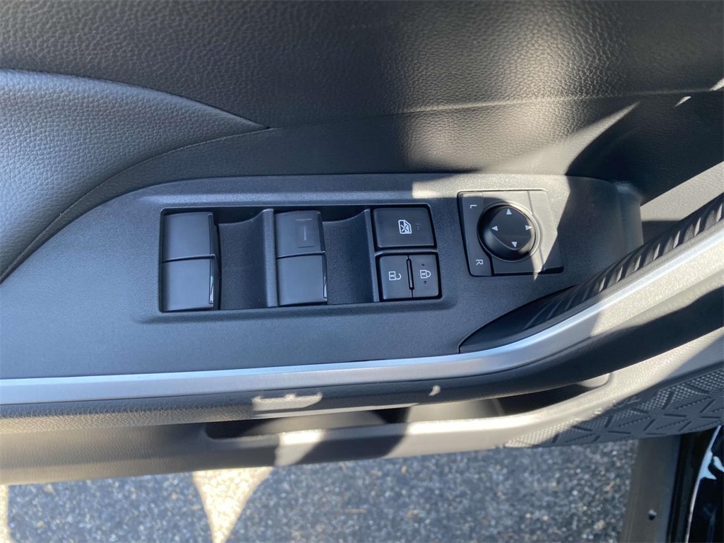 2025 Toyota RAV4 LE photo 12