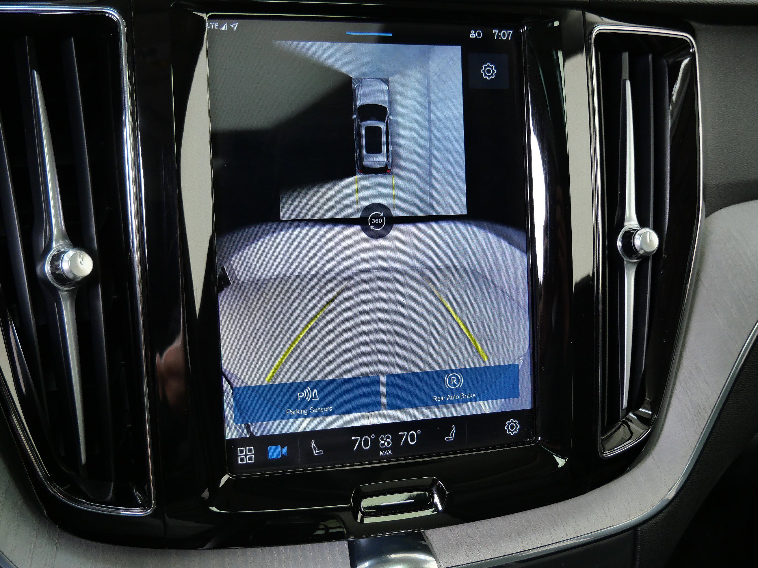 2025 Volvo XC60 Plus photo 24