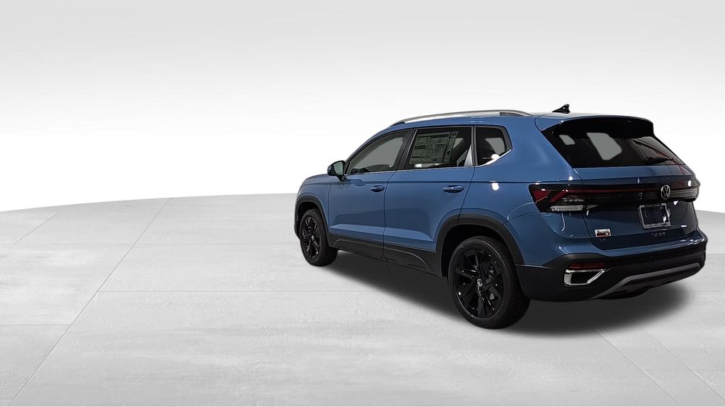 2025 Volkswagen Taos SE photo 3