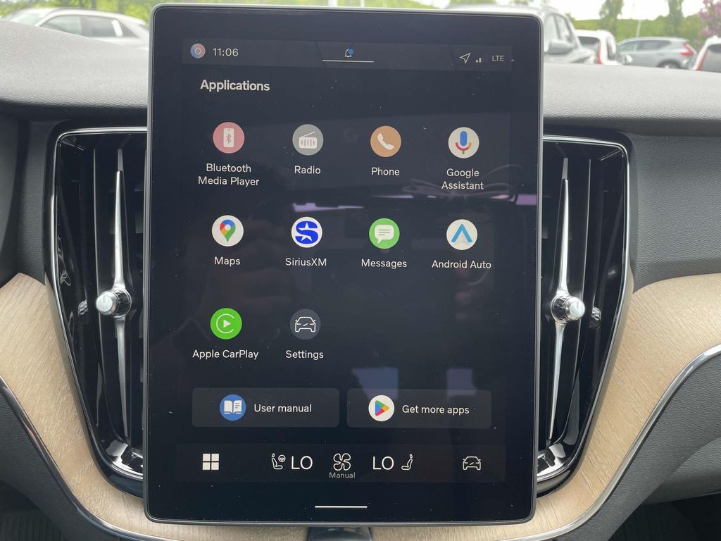 2026 Volvo XC60 B5 Core photo 17