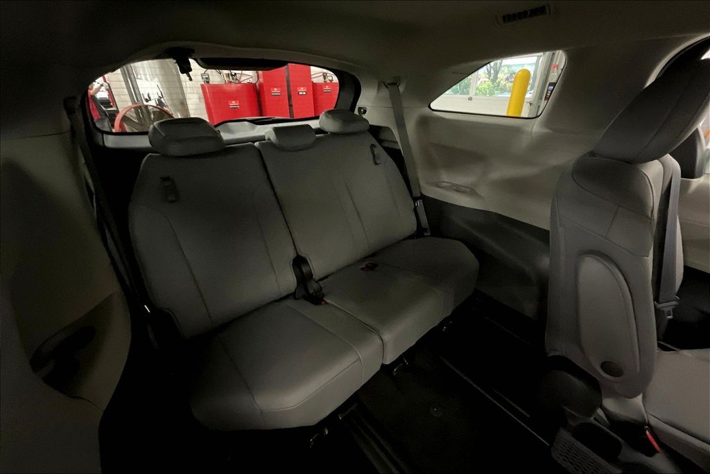 2021 Toyota Sienna XLE photo 28